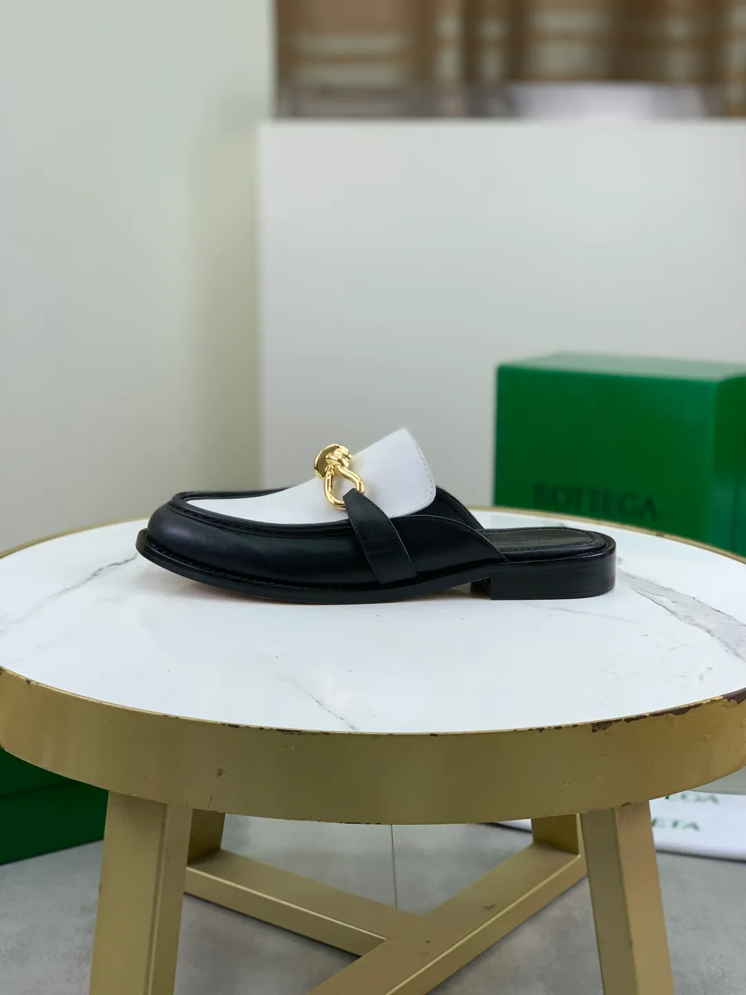 Men's shoes 💰P800 [New model] (genuine leather outsole) water-dyed cow lining 💰High-quality business couple half-slip leather shoes 💎💎💎 BOTTEGA VENETA official website synchronizes the latest top version of BV in the market, accepts material comparison, shoe type comparison, process comparison, practical and textured, versatile and suitable for any occasion, the more you look at it, the more flavorful it becomes. Purely hand-knitted craftsmanship - Upper material, calfskin imported from Italy 🇮🇹 - High-quality water-dyed cowhide lining - Original private model customized leather outsole -Size: Female 35-39 (40 ordered) Male 39-44 (38 45 can be customized) Color: Multiple colors available